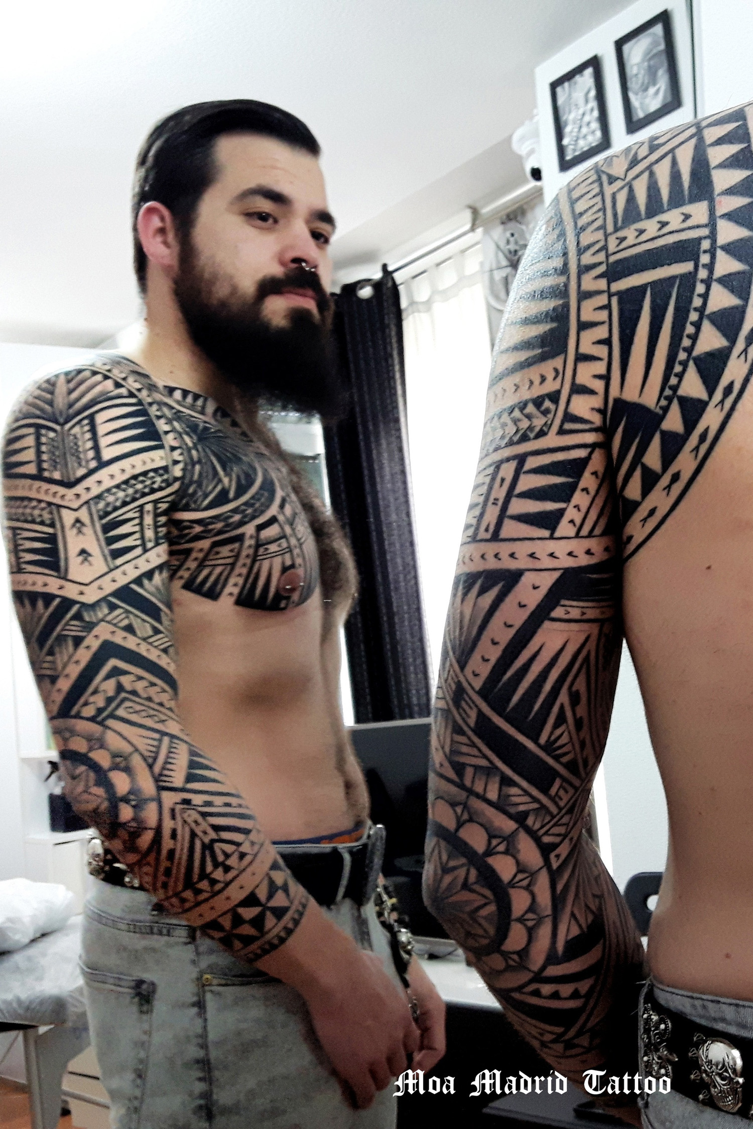 Vista completa del tatuaje maorí en pecho brazo entero y omóplato