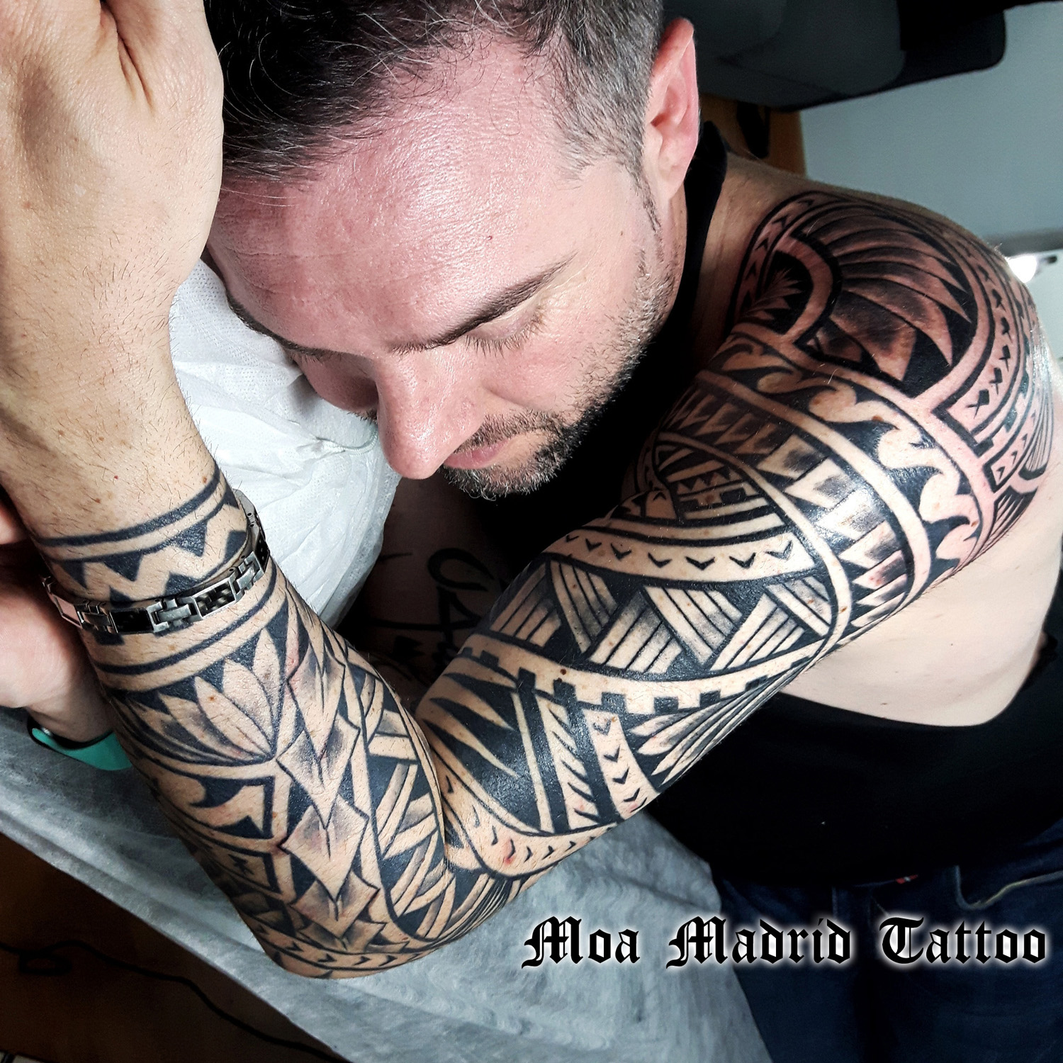 Tattoo maorí en todo el brazo recién finalizado