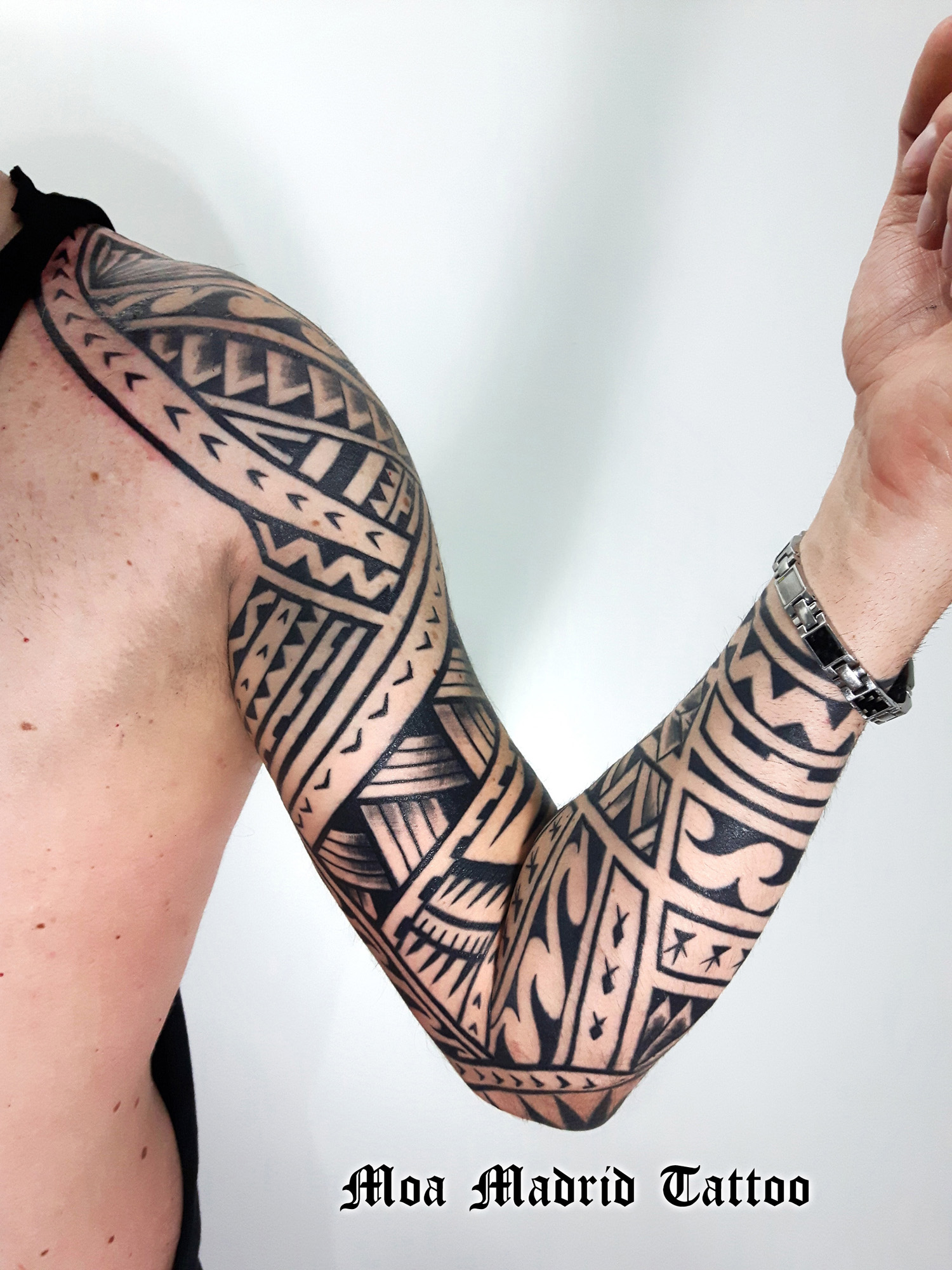 Diseño de tatuaje maorí para todo el brazo