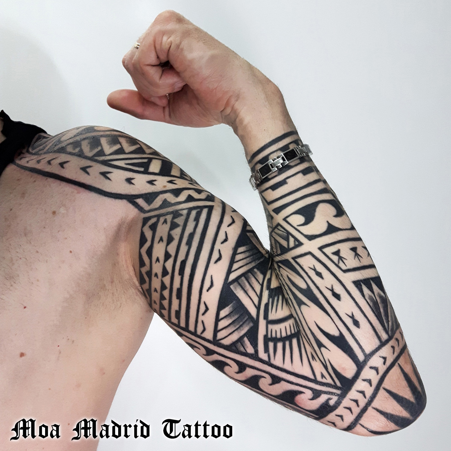 Tattoo maorí desde el hombro hasta la muñeca