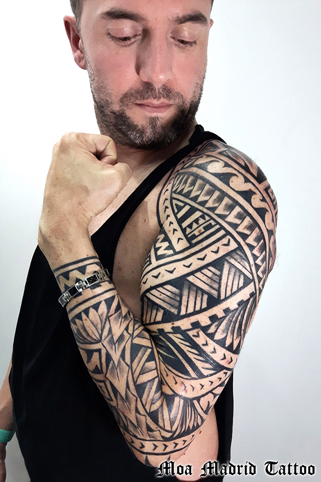 Brazo entero tatuado maorí en Madrid