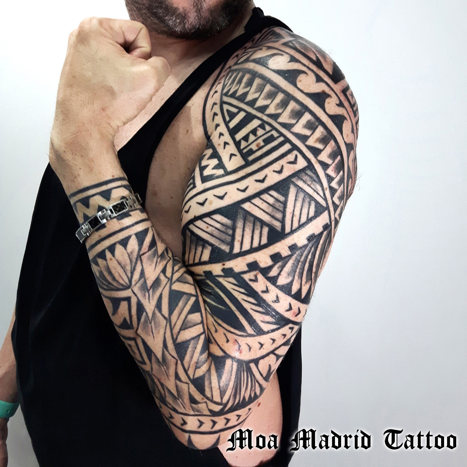 Brazo entero tatuado maorí en Madrid