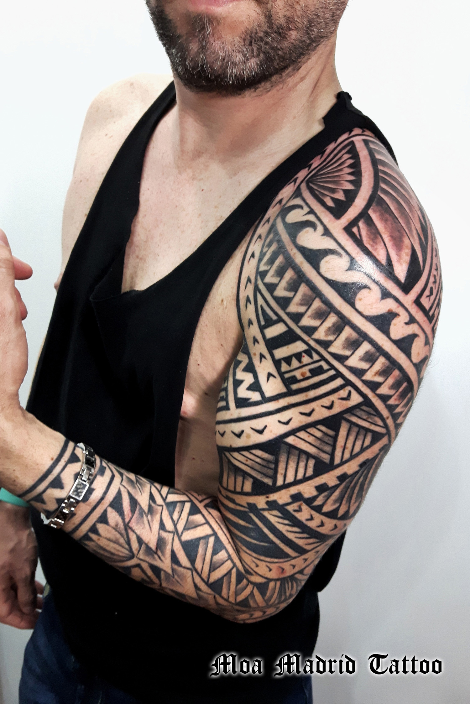 Tatuaje maorí en todo el brazo