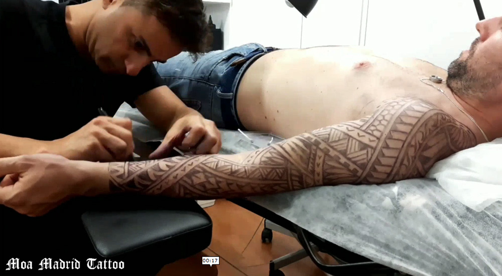 Diseño desde cero de tatuaje maorí en todo el brazo
