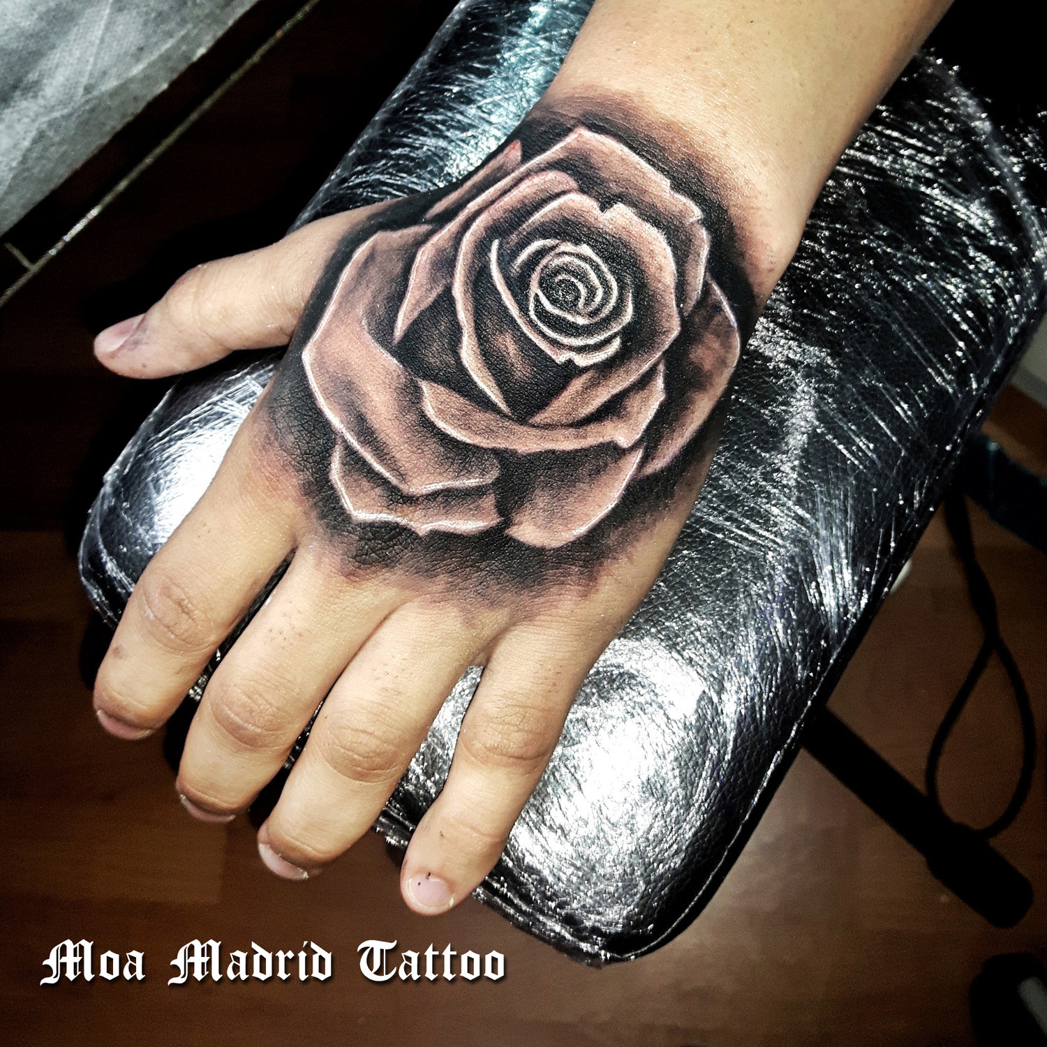 Tatuaje de rosa en mano
