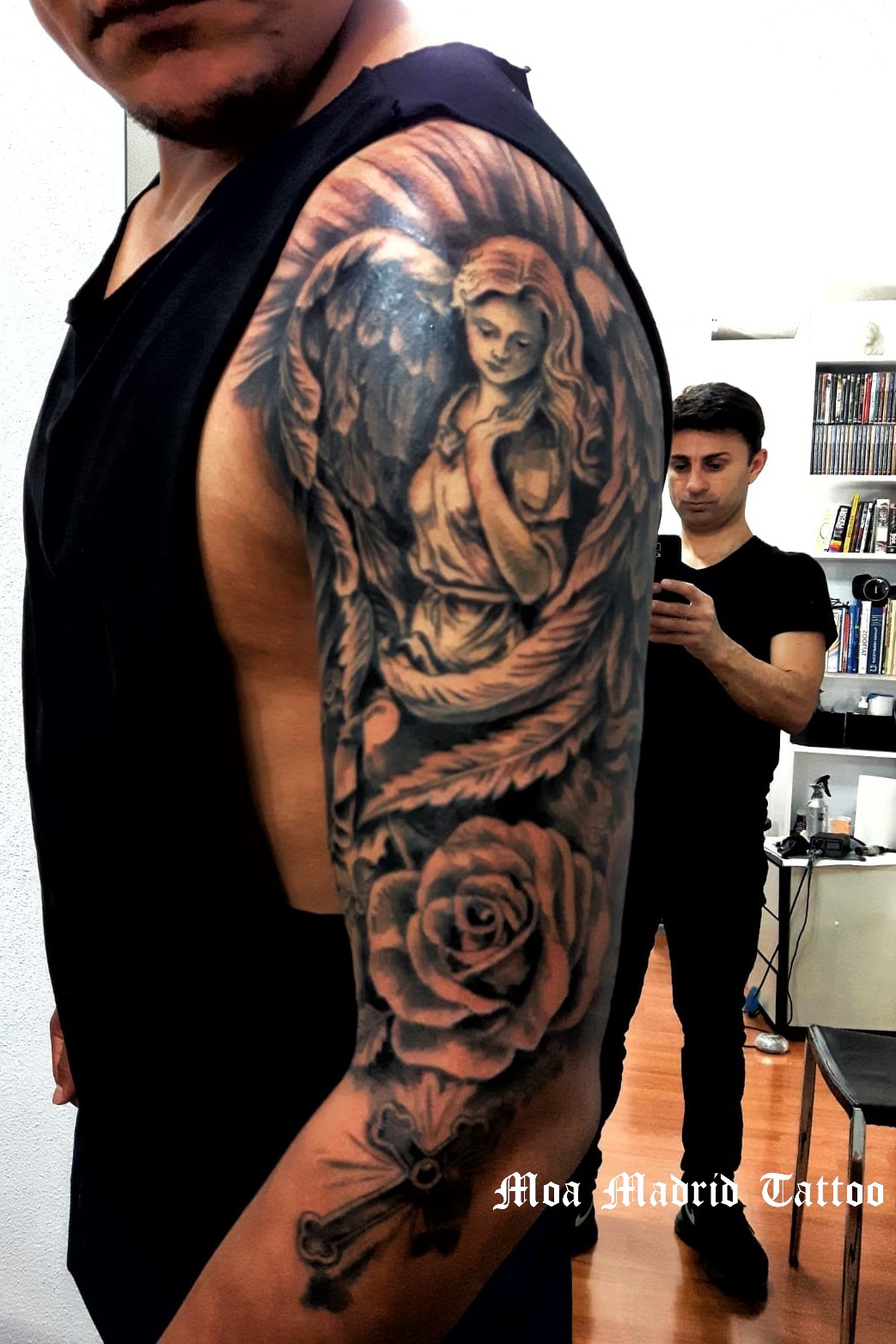 Tatuaje de ángel, rosa y cruz de hombro a codo