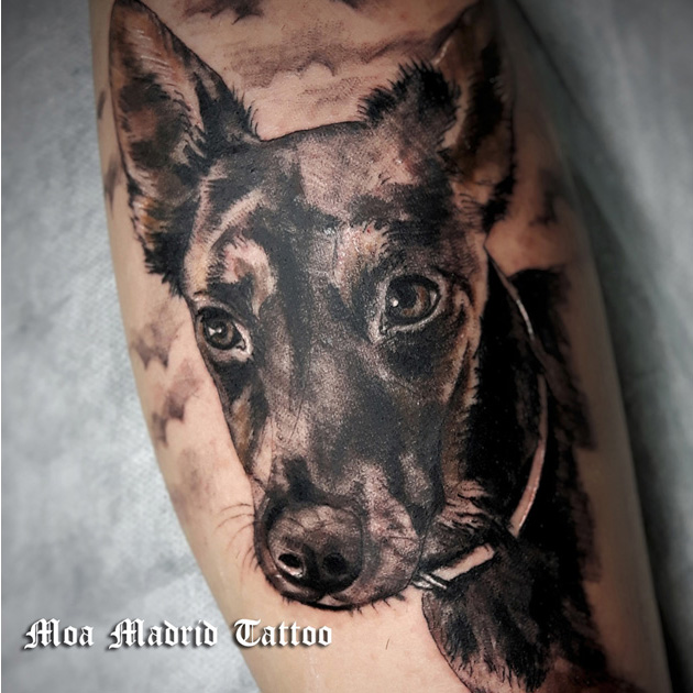 Tatuaje de retrato de perra