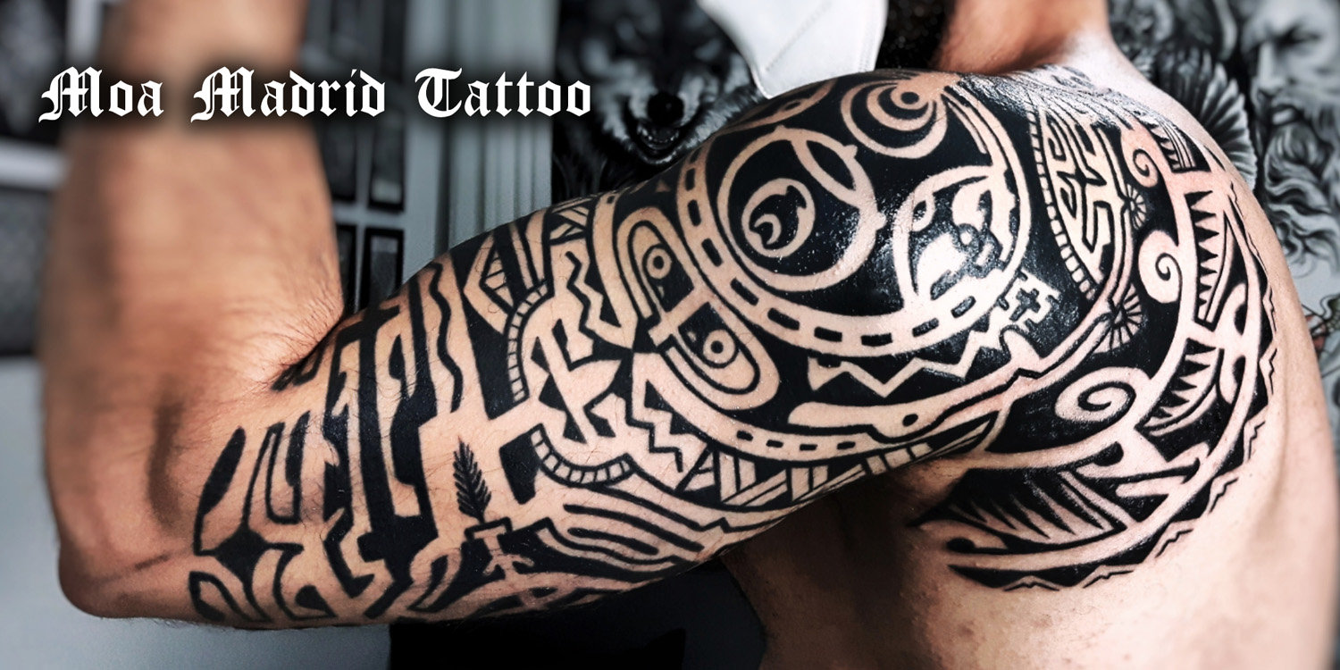 Tatuaje maorí en brazo y hombro inspirado en el del actor Swayne Johnson 'La Roca'
