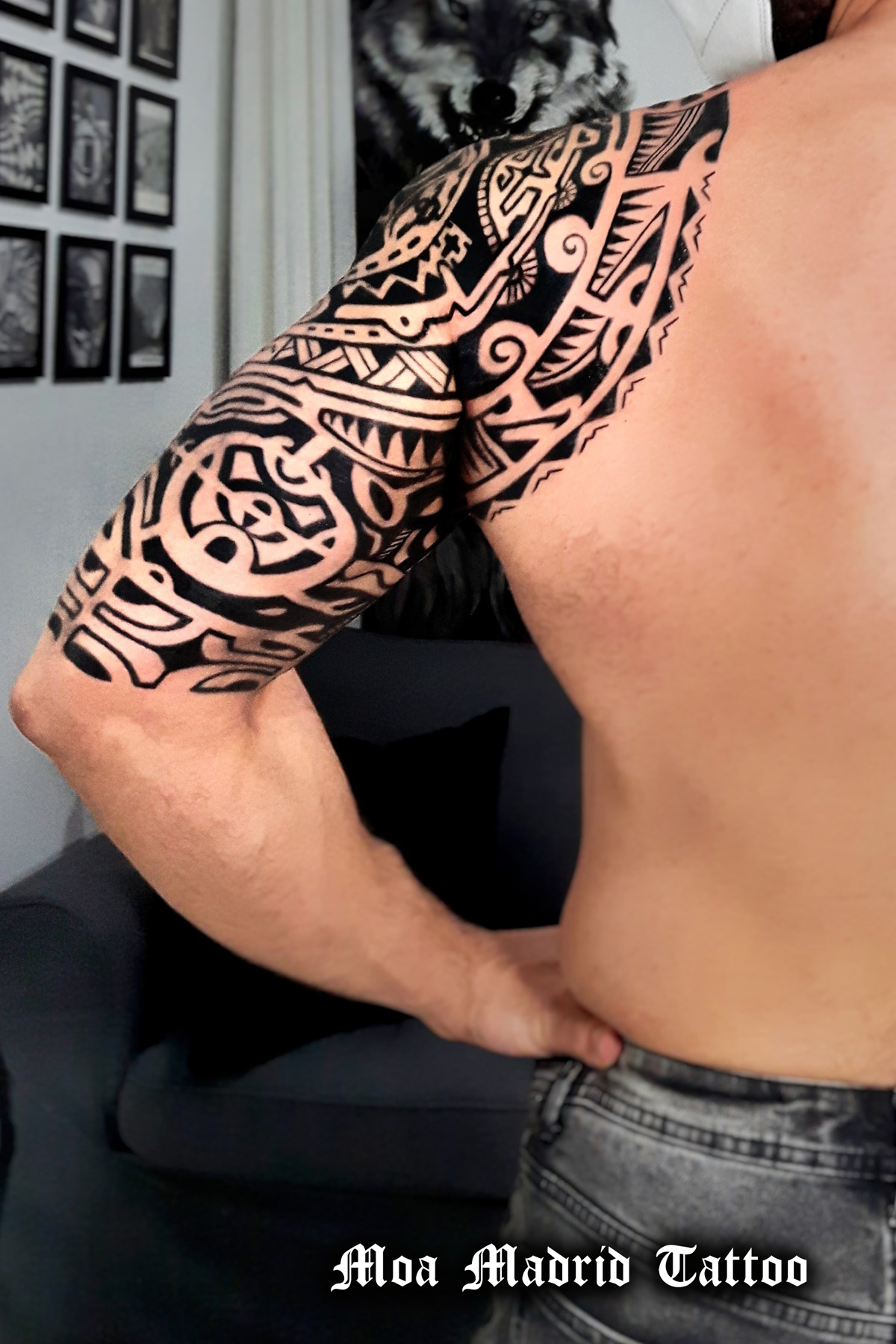 Tatuaje maorí inspirado en el de 'La Roca': parte trasera, omóplato