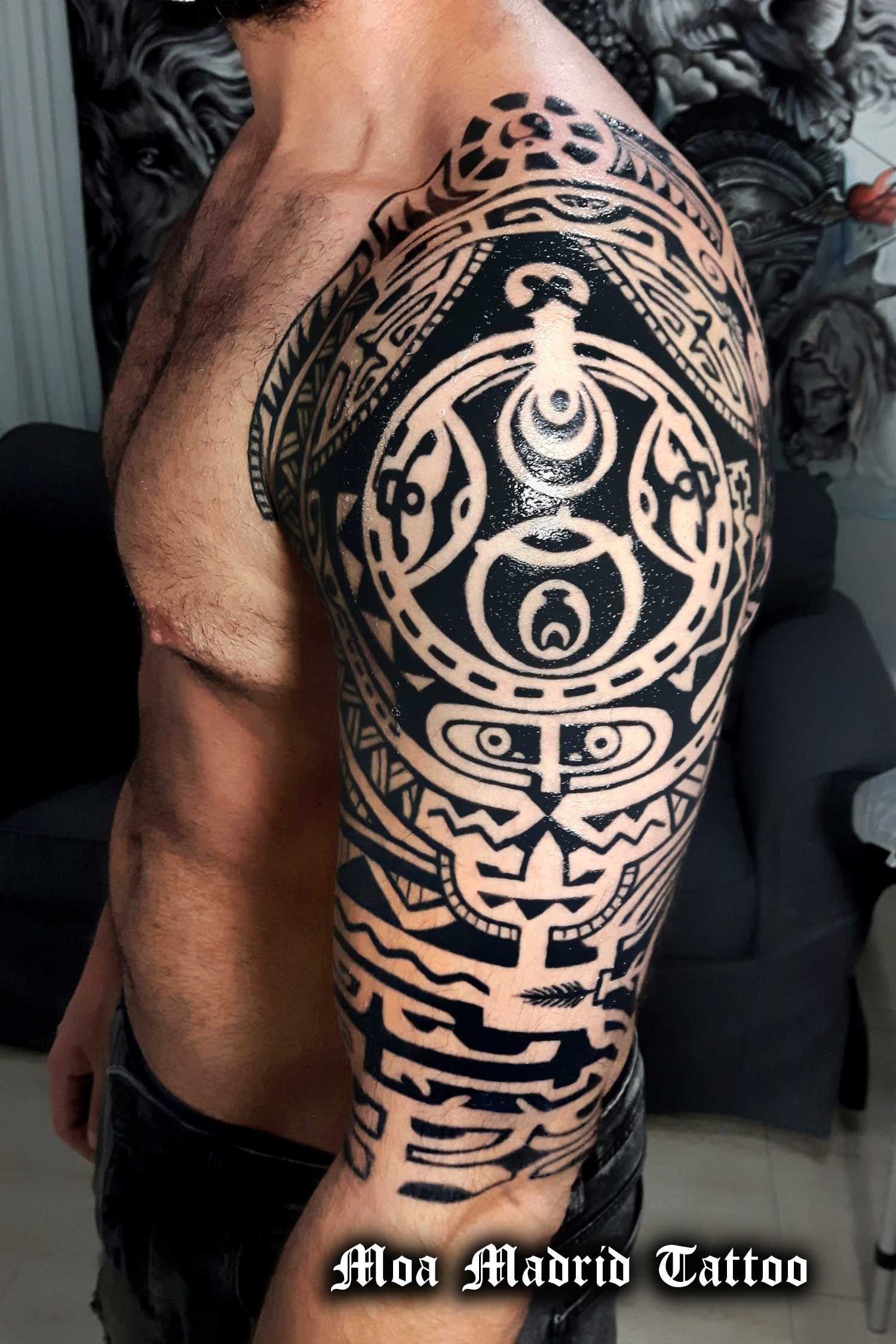 Tatuaje maorí 'The Rock' en brazo y hombro