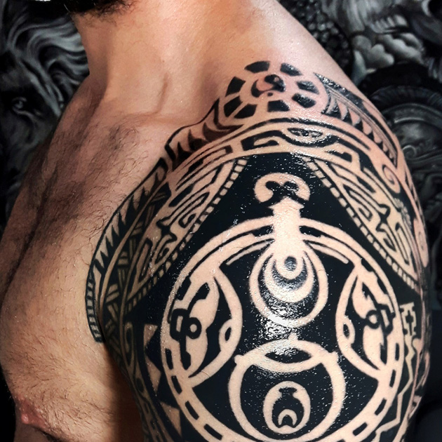 Tatuaje maorí al estilo del actor Dwayne Johnson 'The Rock'