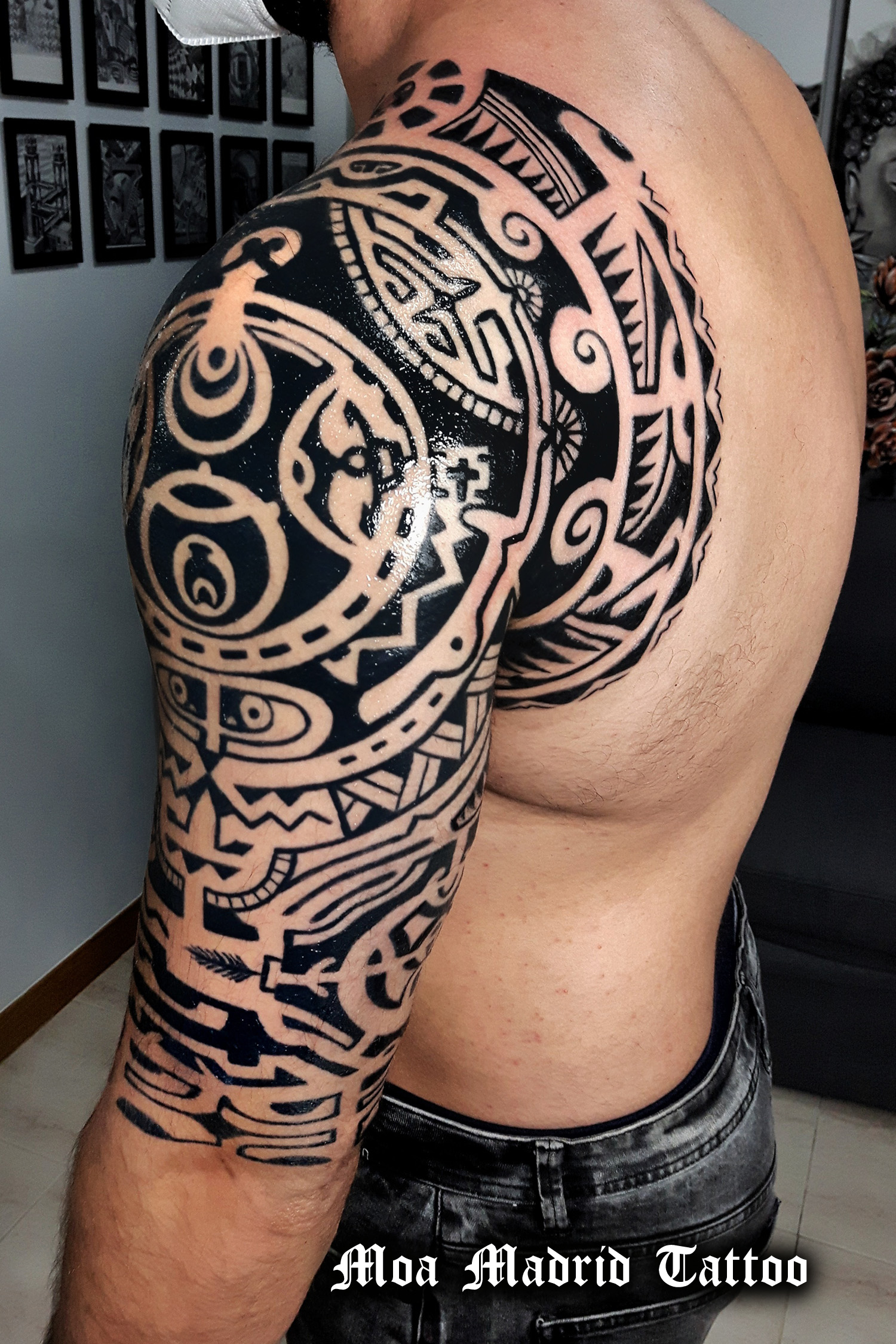 Tatuaje maorí inspirado en el de Dwayne Johnson: parte trasera del brazo y omóplato