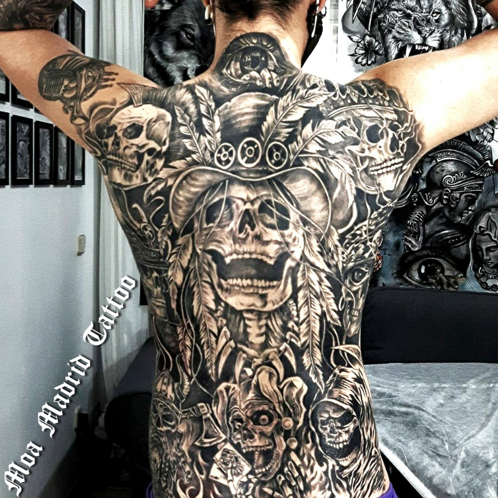 Una multitud de calaveras forman este espectacular tattoo que ocupa toda la espalda