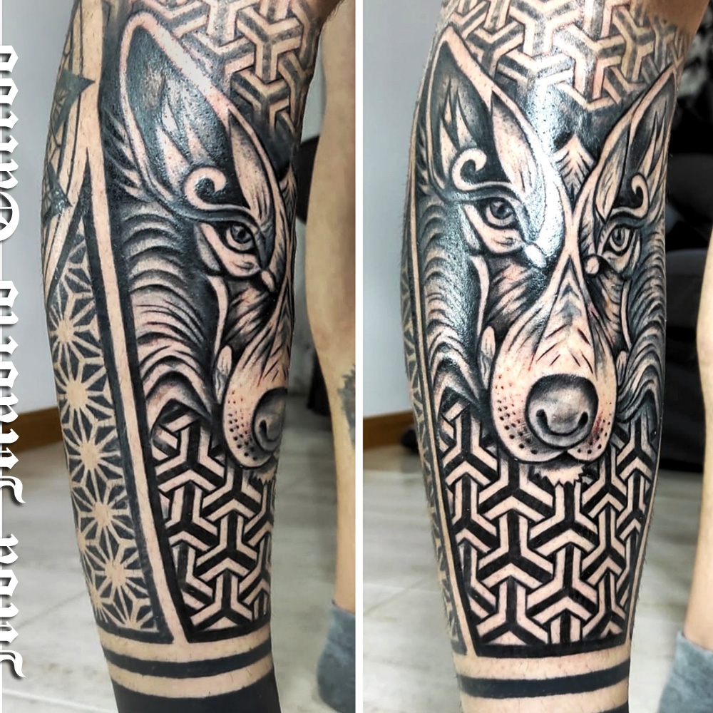 Tatuaje geométrico con efecto 3D con mandala, nudo budista y lobo