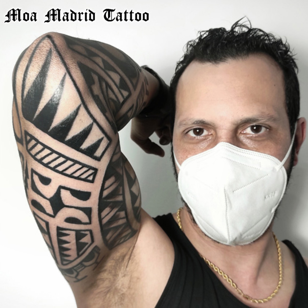 Exclusivo tatuaje maorí en el interior del brazo y en el antebrazo