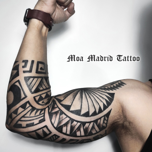 Exclusivo tatuaje maorí en el interior del brazo y en el antebrazo