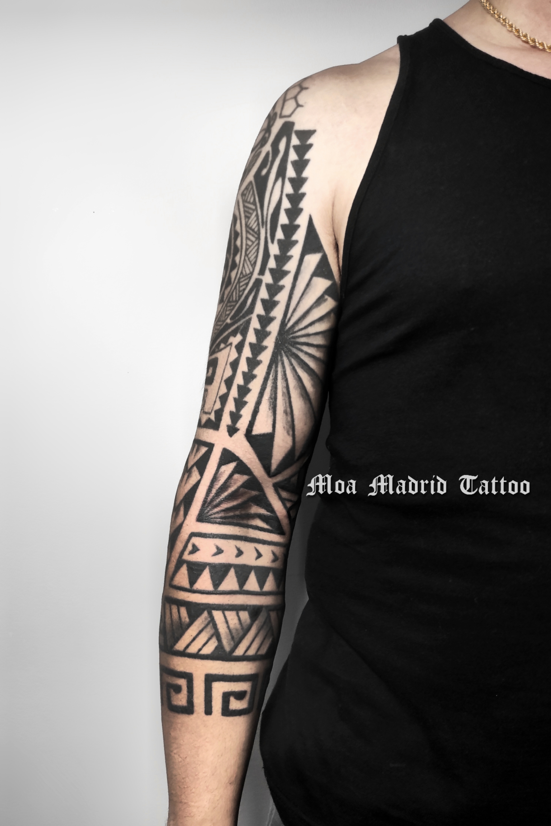 Diseño exclusivo de tatuaje maorí en interior de brazo y antebrazo