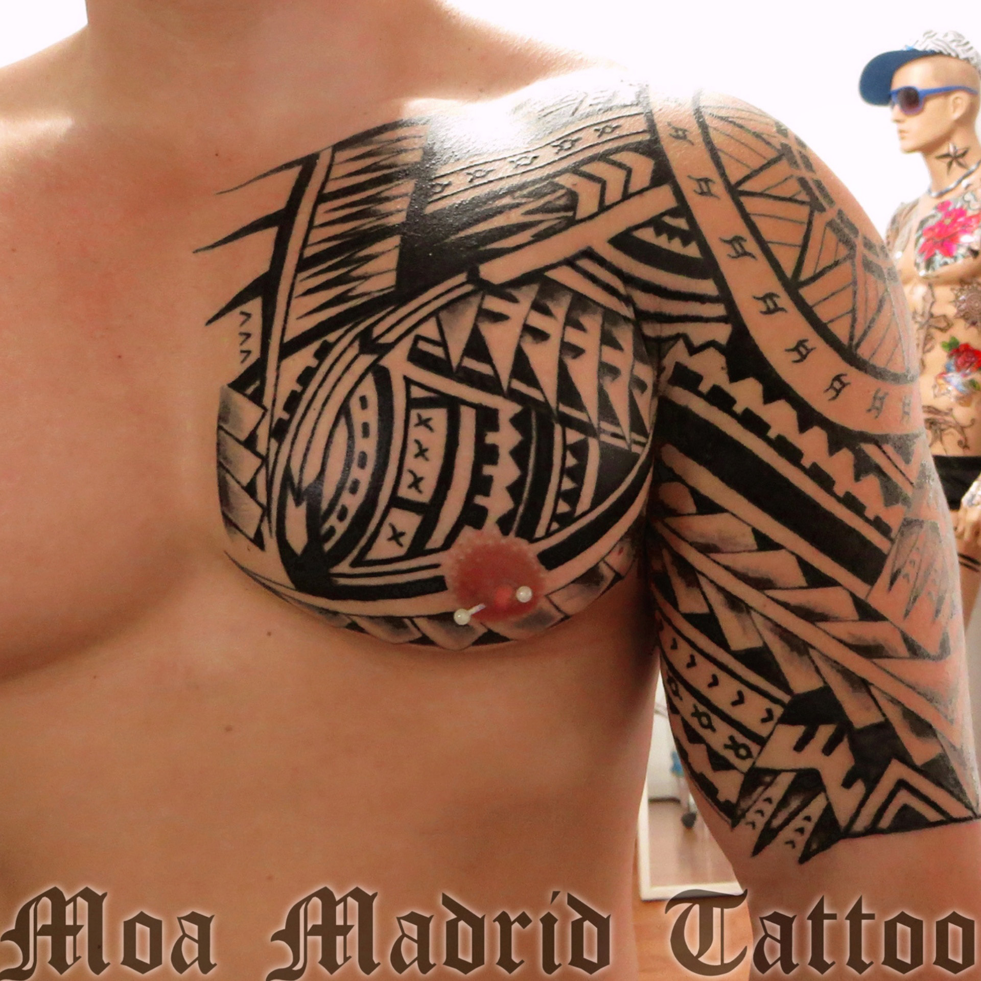 Tatuaje maorí en pectoral hombro y brazo