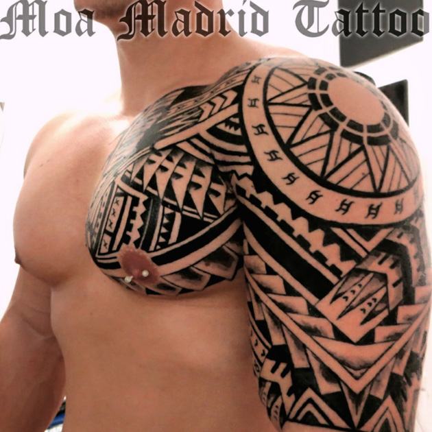 Tatuaje maorí en pectoral, hombro y brazo