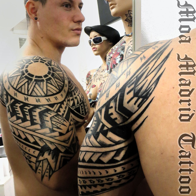 Tatuaje maorí en pectoral, hombro y brazo