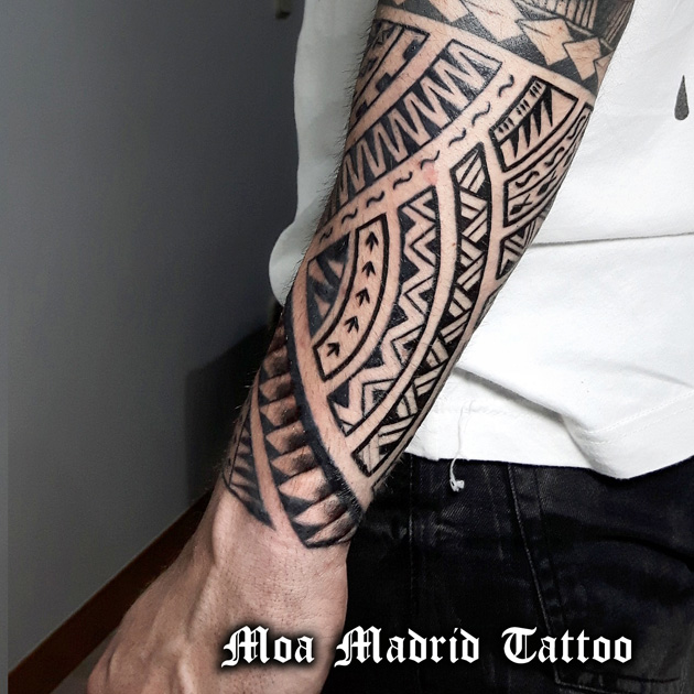 Elegante tatuaje maorí rodeando el antebrazo