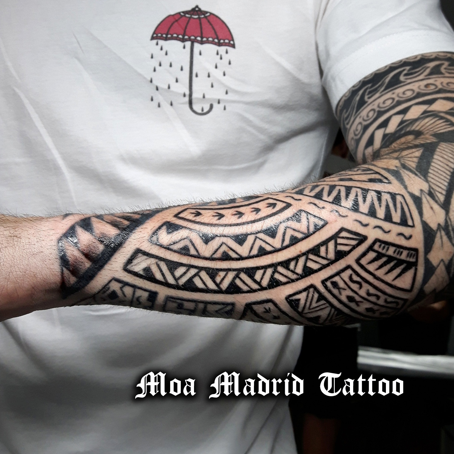 Tatuaje samoano rodeando el antebrazo