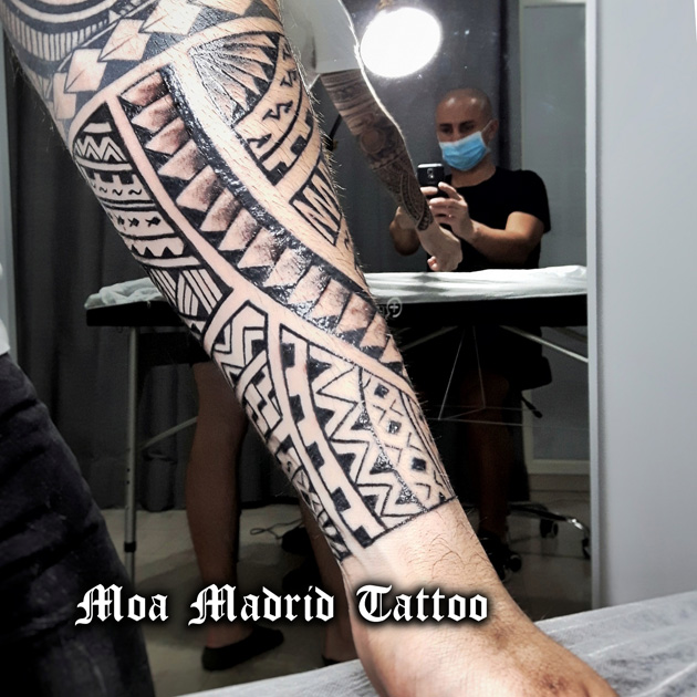 Elegante tatuaje maorí rodeando el antebrazo