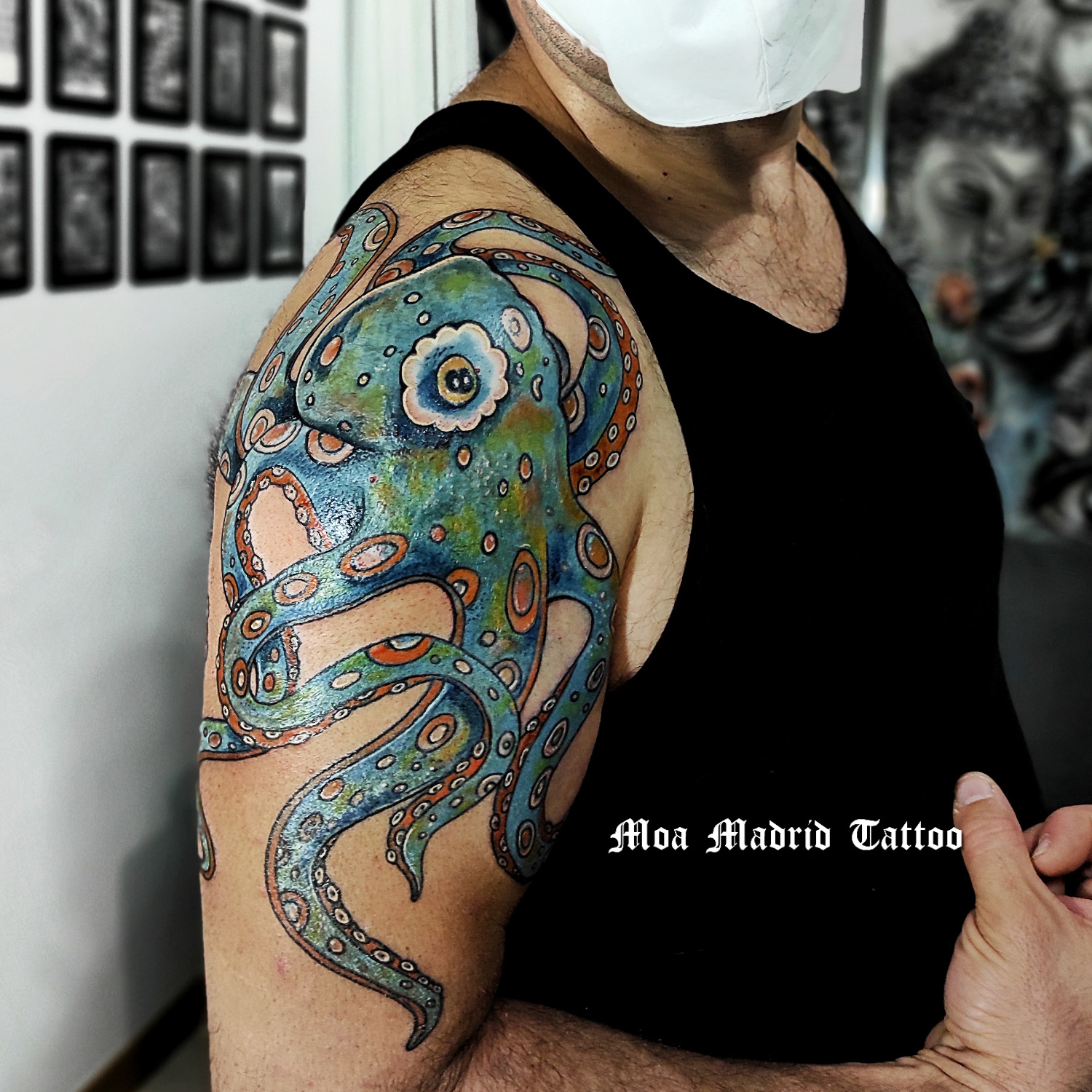 Tatuaje de pulpo en color en brazo y hombro