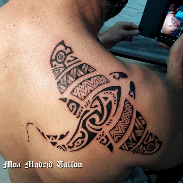 Tatuaje maorí de tiburón y mantarraya en el omóplato y sus significados