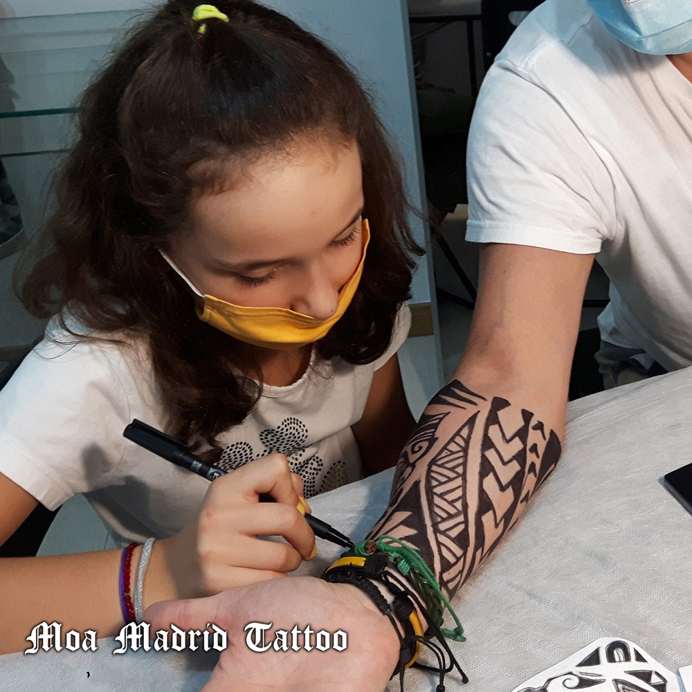 Tatuaje maorí en antebrazo con sol y tortuga