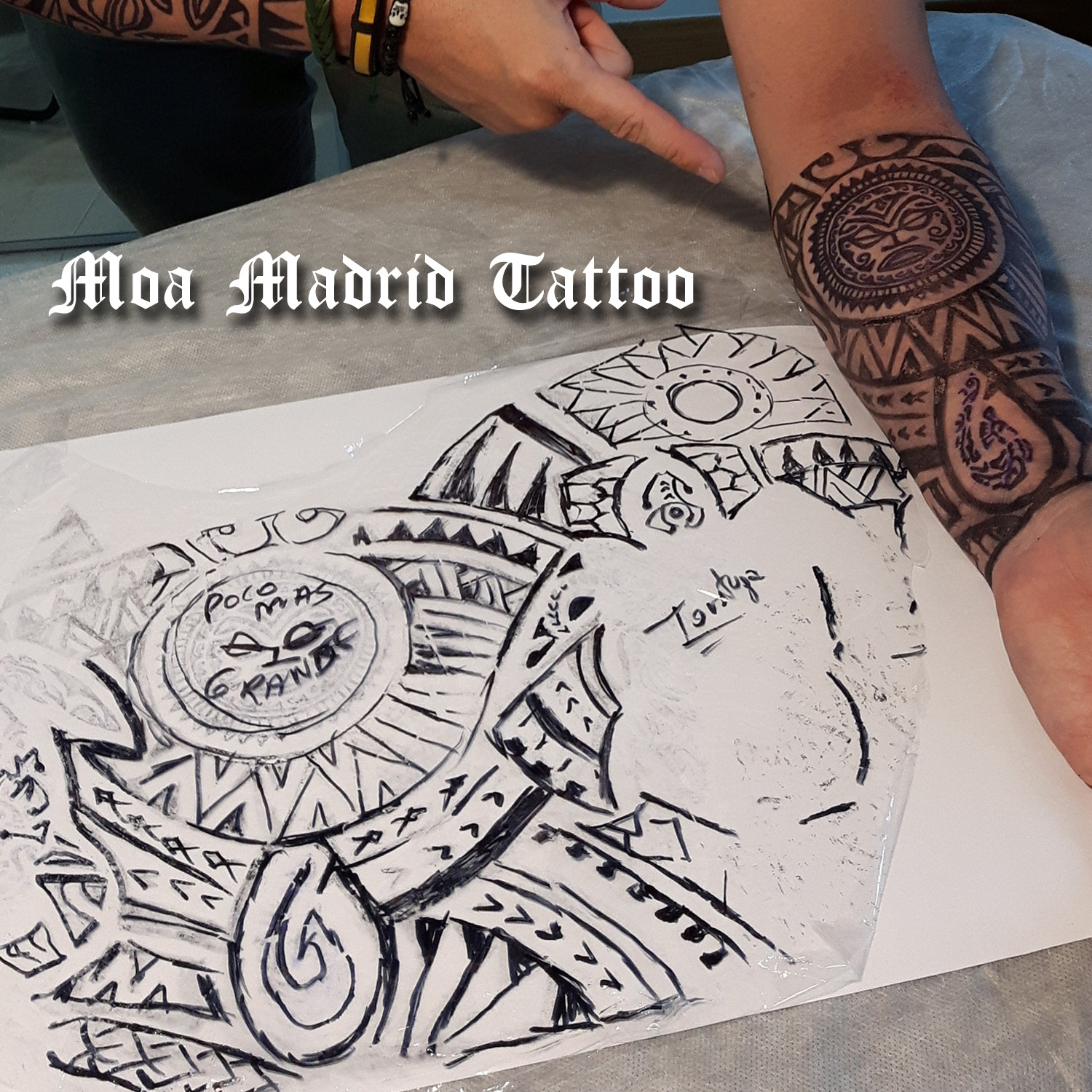 Tatuaje maorí en antebrazo con sol y tortuga