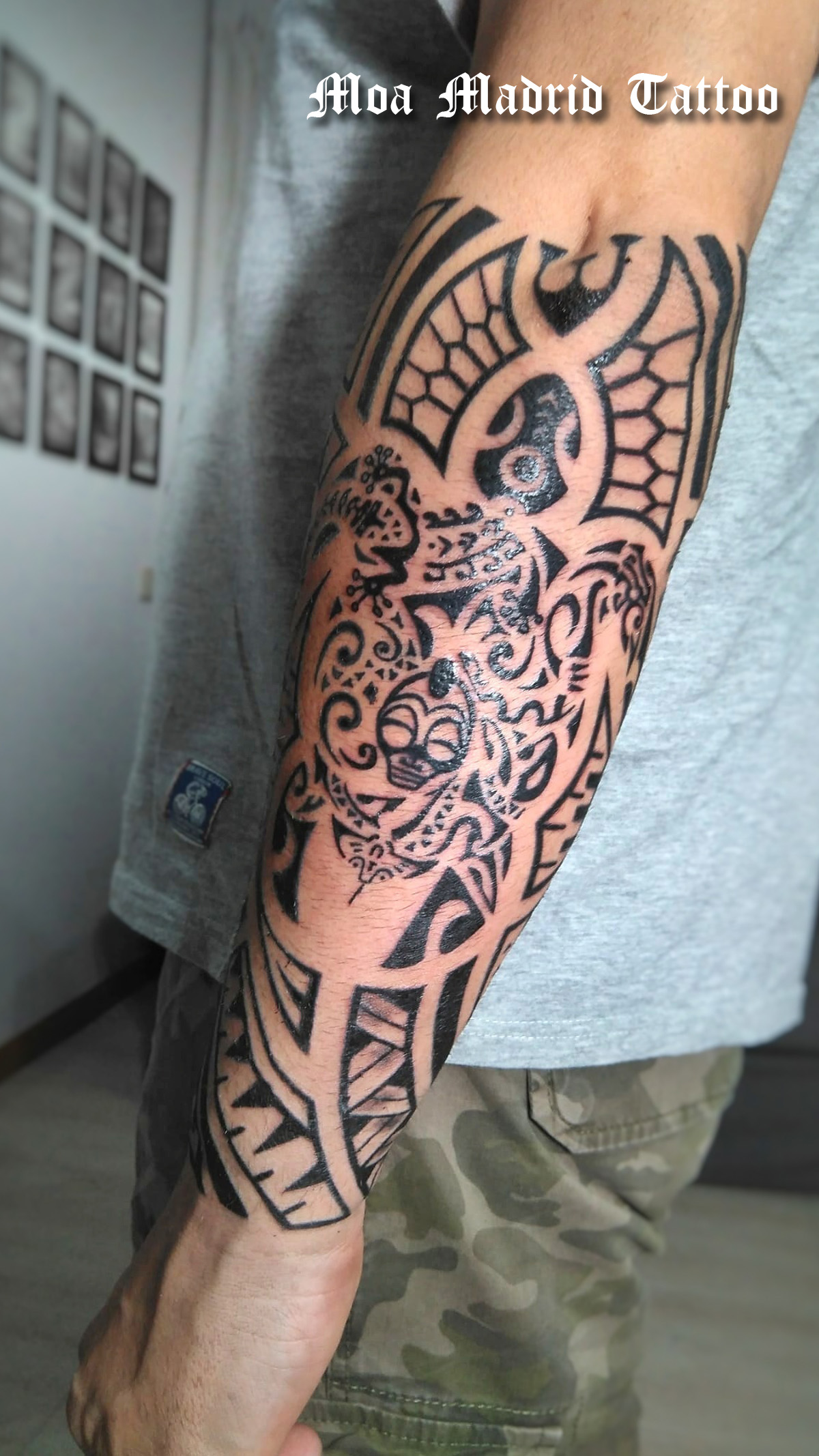 Tatuaje maorí en el antebrazo: tortuga con numerosos detalles