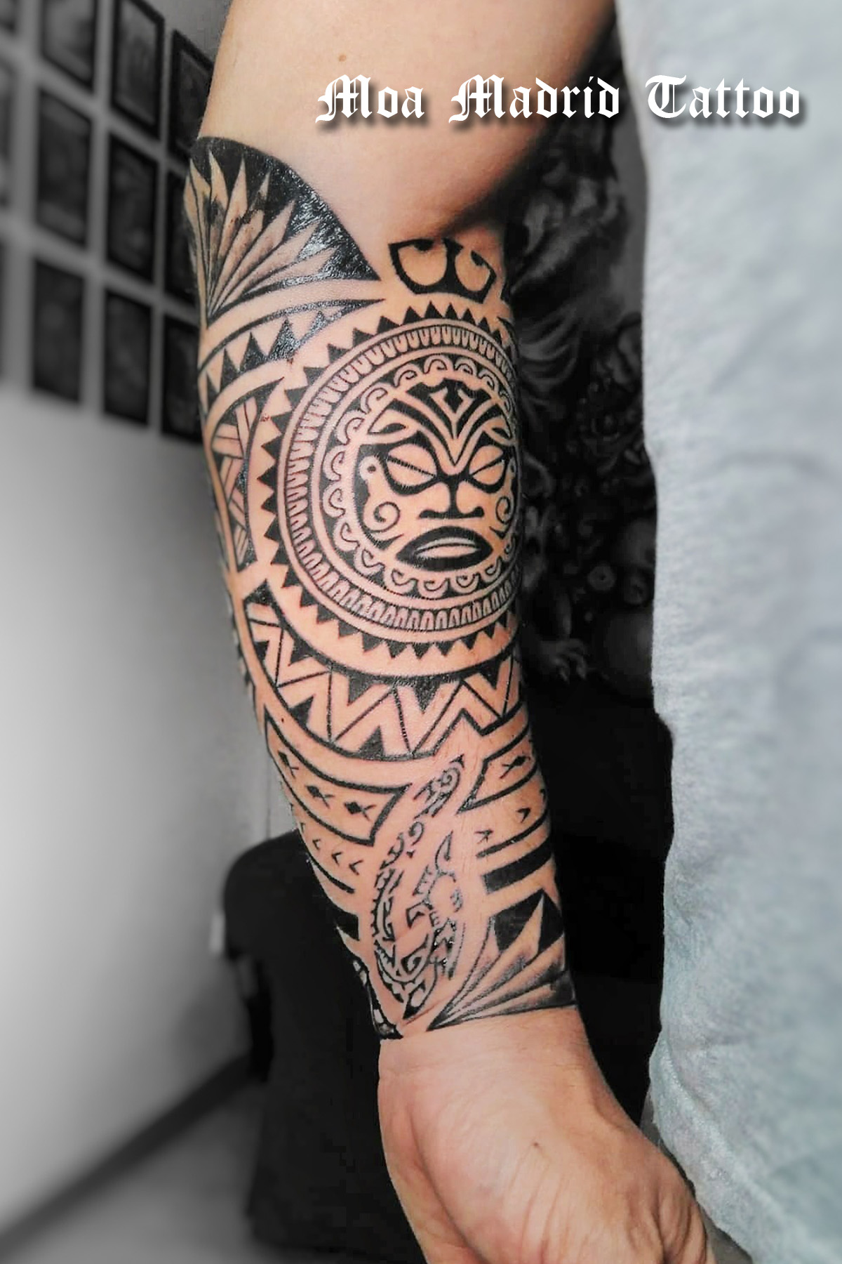 Tattoo maorí con elementos tradicionales: sol, anzuelo...