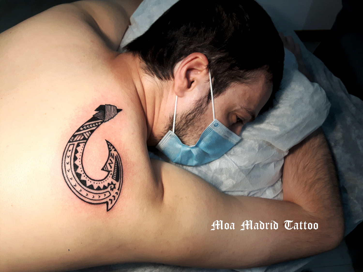 Tatuaje de anzuelo maorí en el omóplato, hei matau, símbolo de fuerza