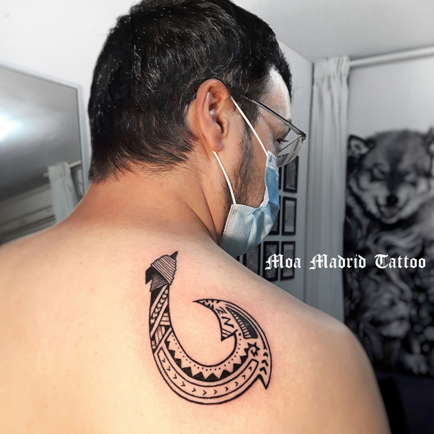 Tatuaje maorí de anzuelo hei matau en el omóplato y su significado