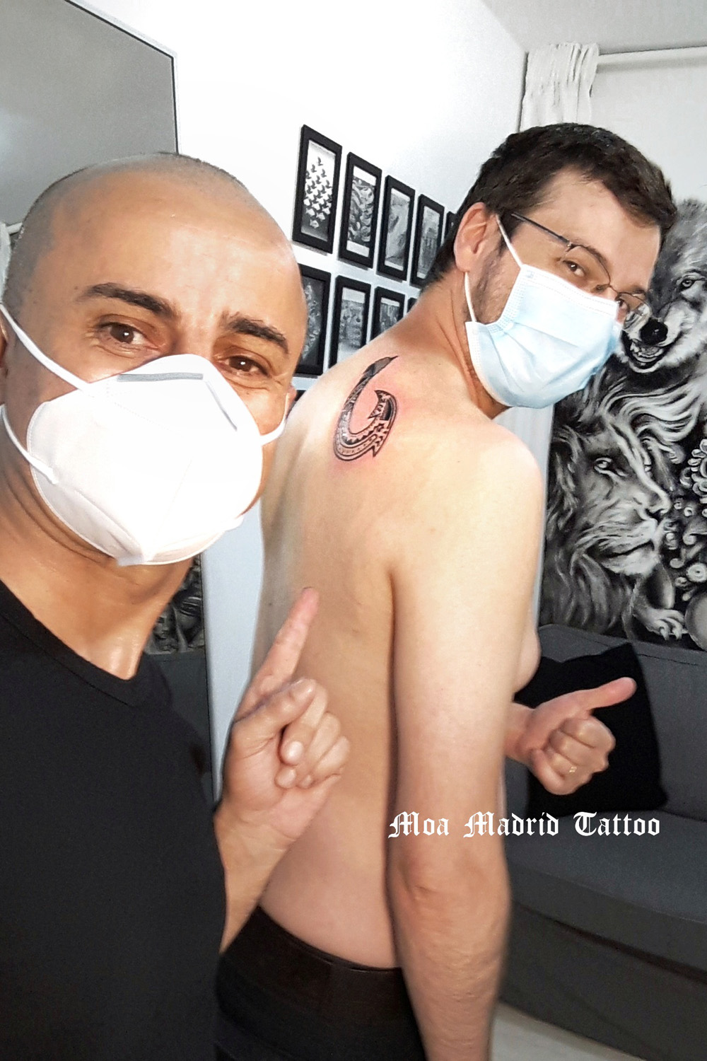 Moa Madrid Tattoo: tu tatuador maorí en Madrid. Tatuaje de anzuelo en el omóplato