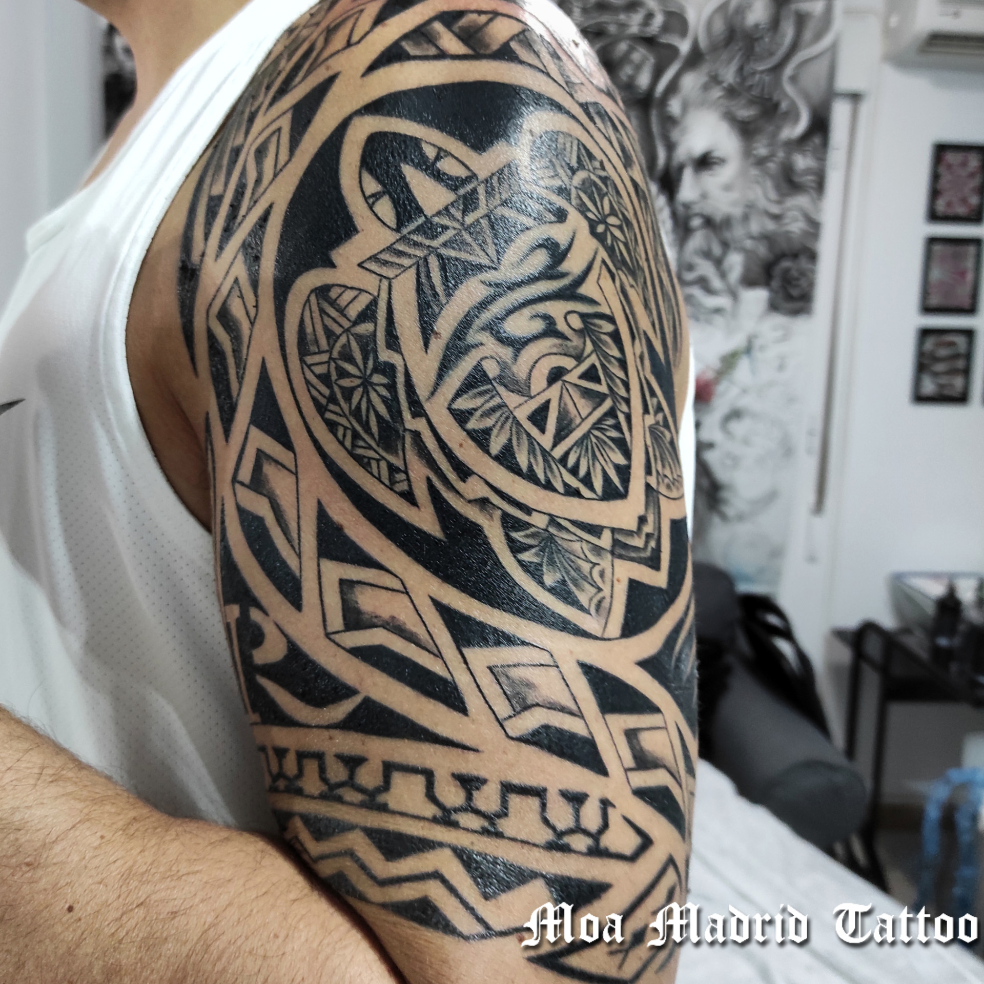 Tatuaje maorí con tortuga muy decorada hecho en el brazo