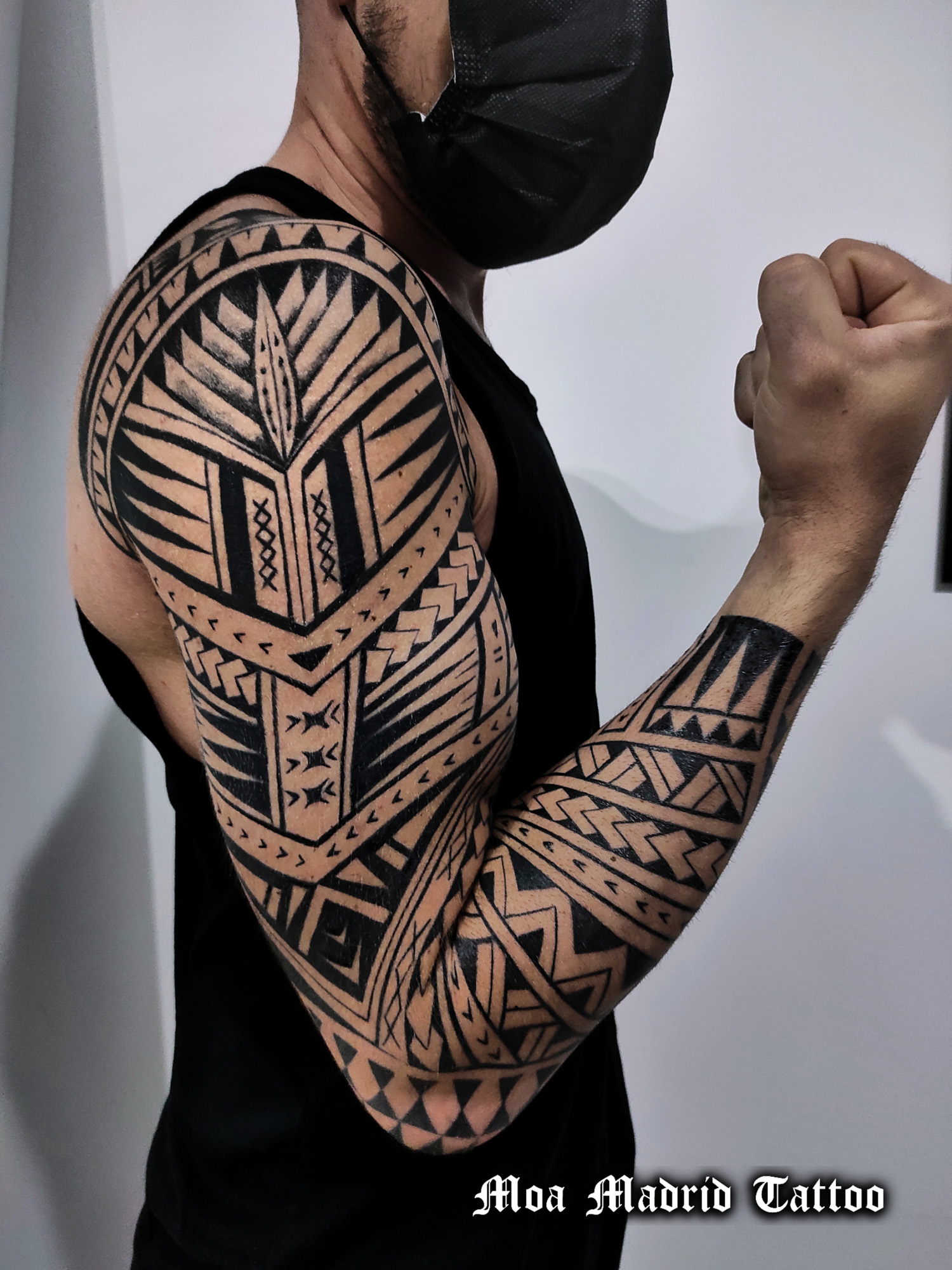 Tatuaje samoano en toda la manga, brazo entero tatuado estilo samoano