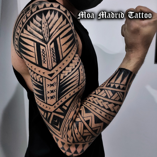 Tatuaje samoano de manga entera