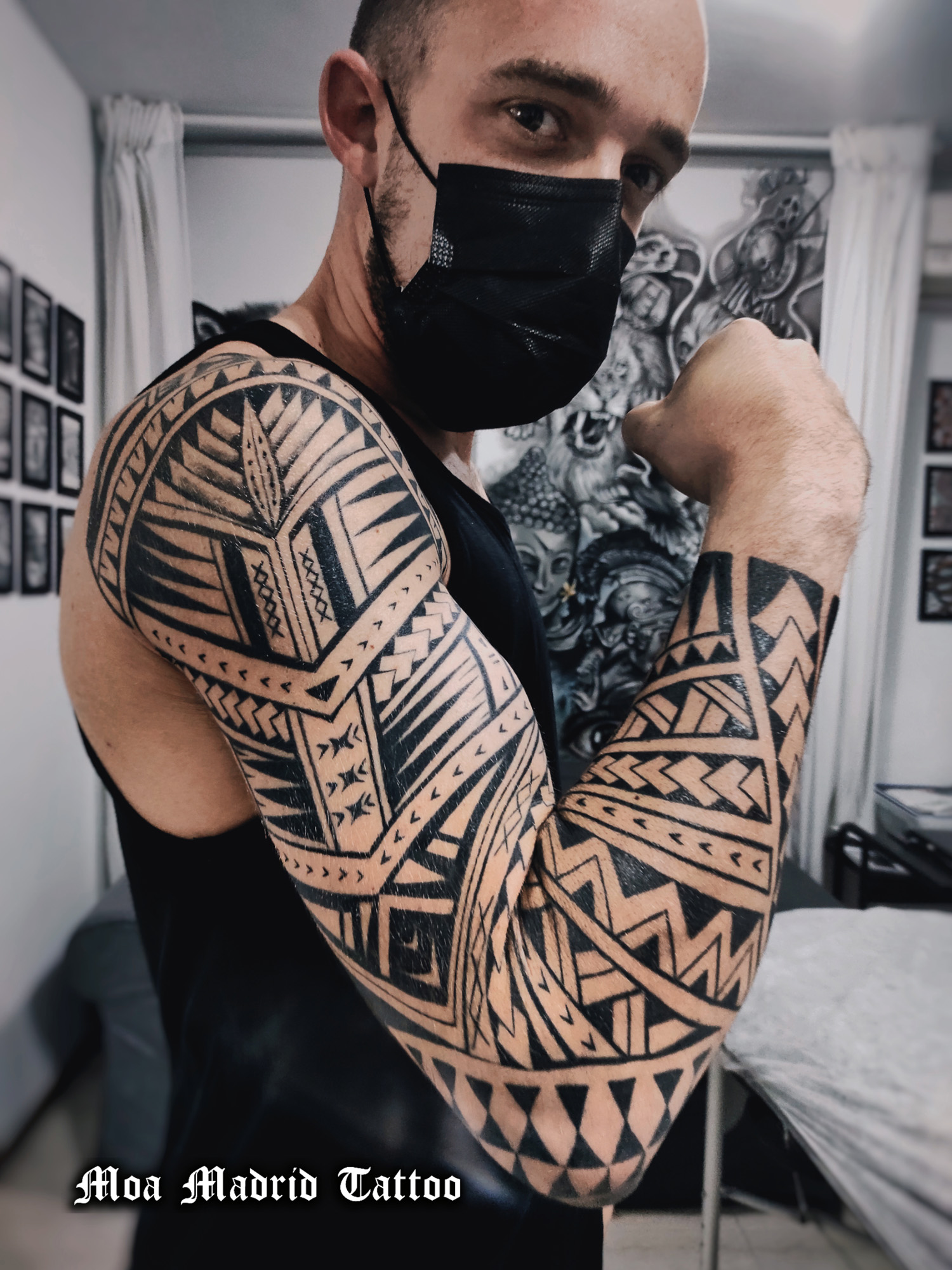 Tatuaje samoano de brazo entero