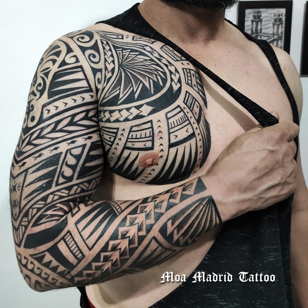 Gran tatuaje samoano en todo el brazo y pectoral