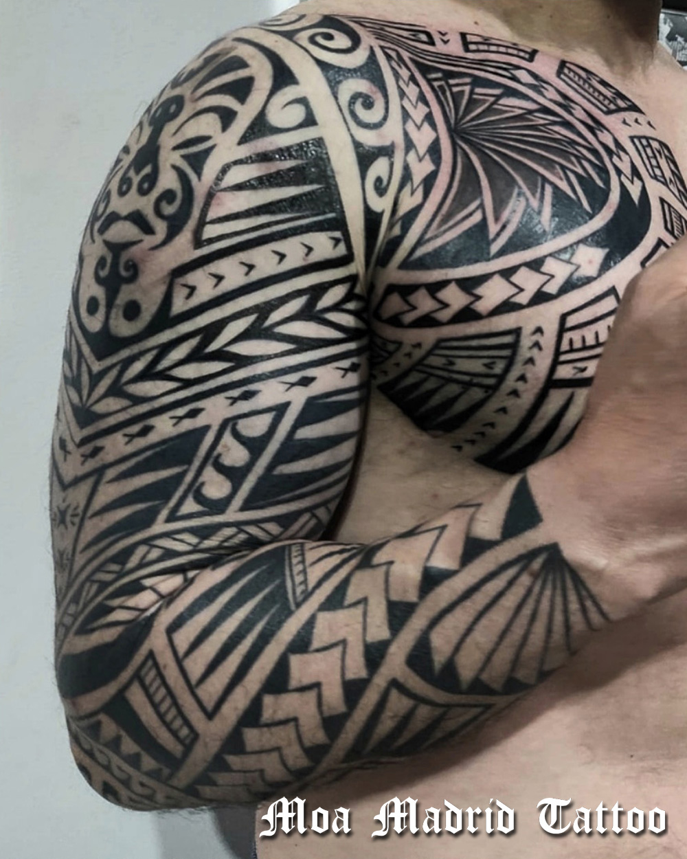 Samoan tattoo de manga entera y pectoral