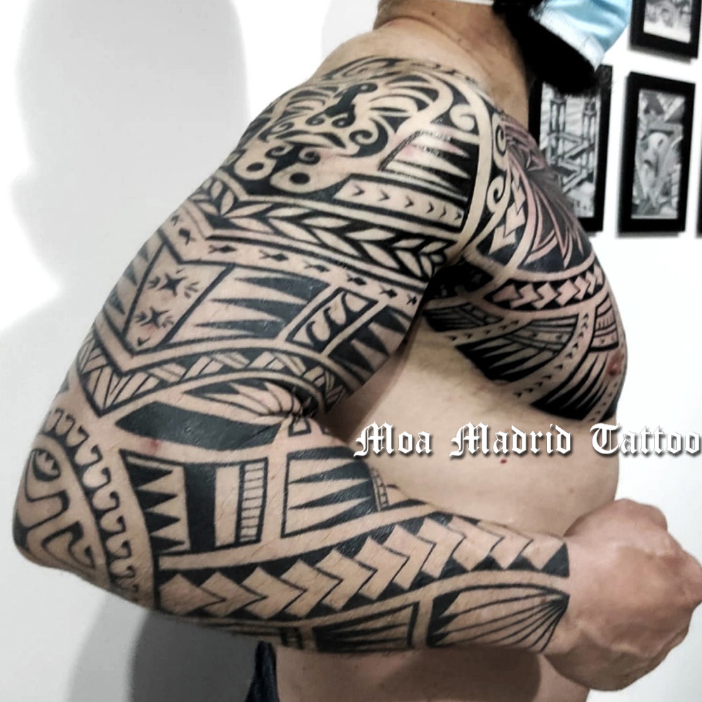 Tatuador maorí en Madrid - Tatuaje samoano brazo entero y pectoral