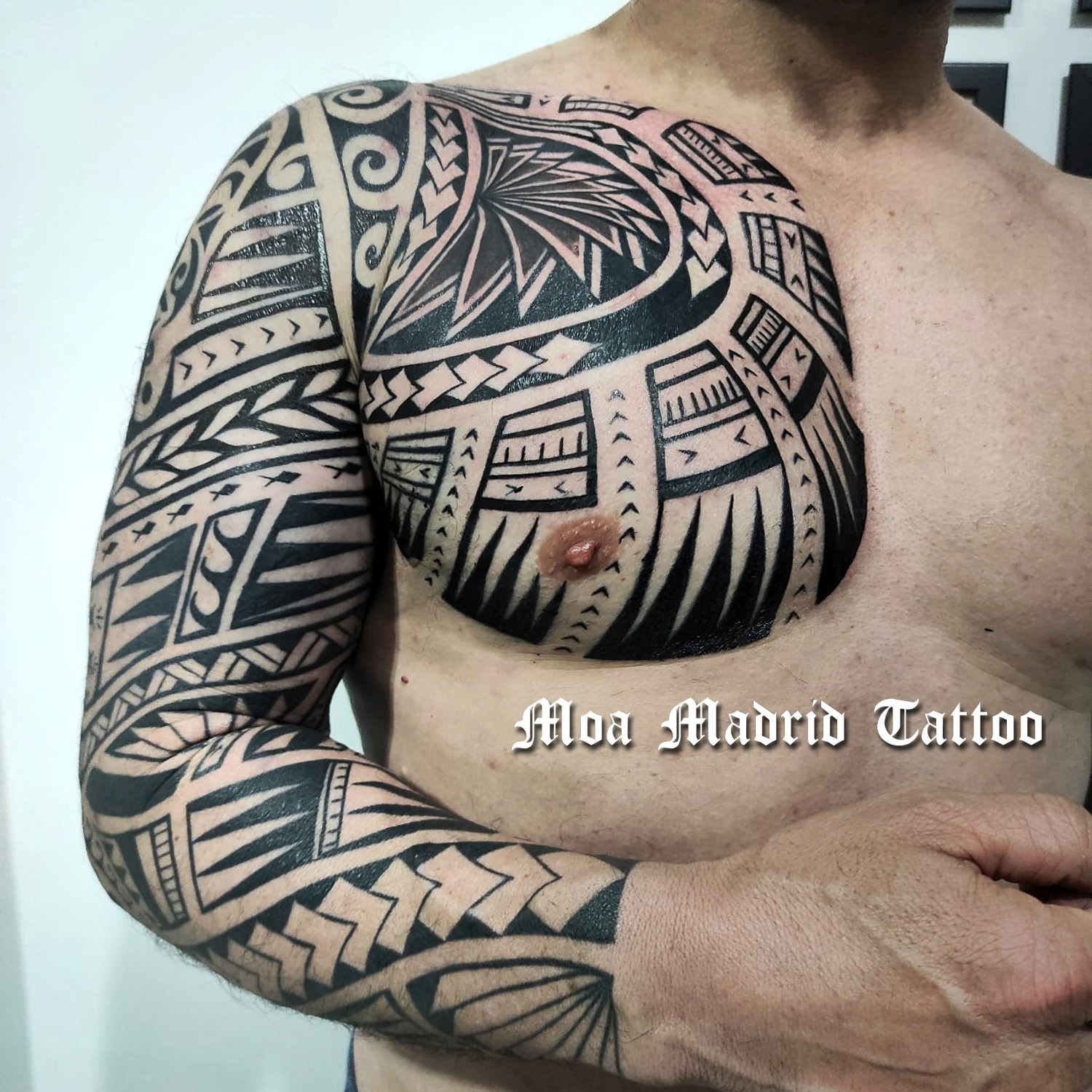 Tatuador maorí en Madrid - Tatuaje samoano brazo entero y pectoral
