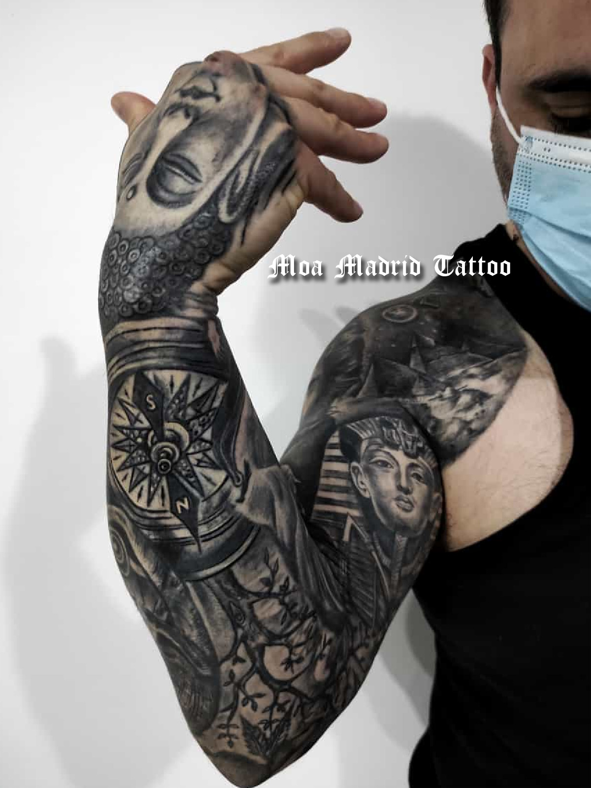 Brazo entero lleno de tatuajes diseño de tatuador en Madrid