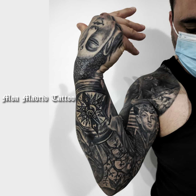Diseño de brazo entero lleno de tatuajes en realismo hecho en Madrid