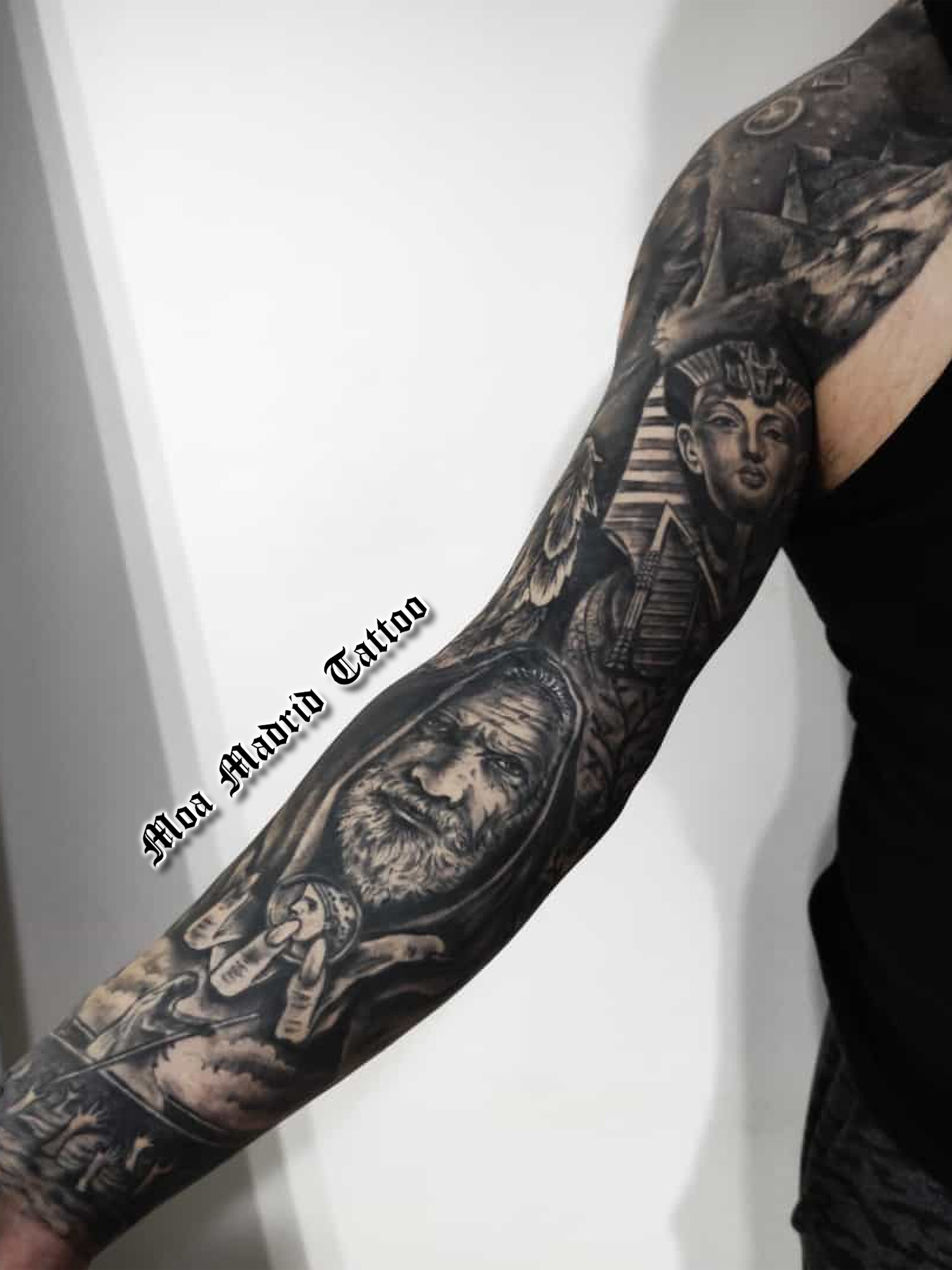 Tatuaje mitología clásica grecorromana Caronte en brazo entero tatuado