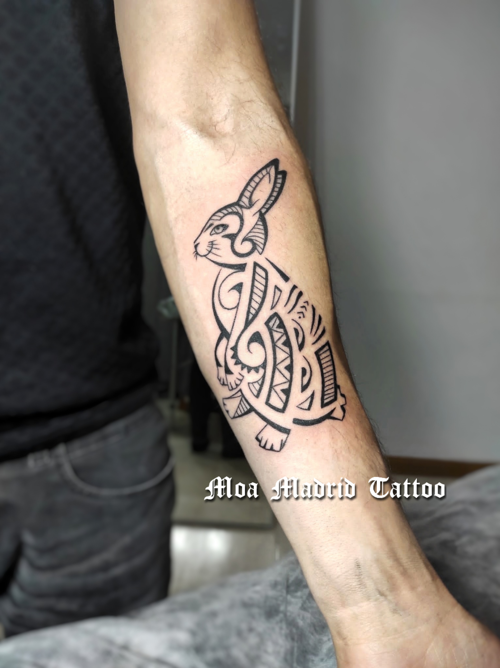 Tatuaje maorí de conejo diseñado en Madrid