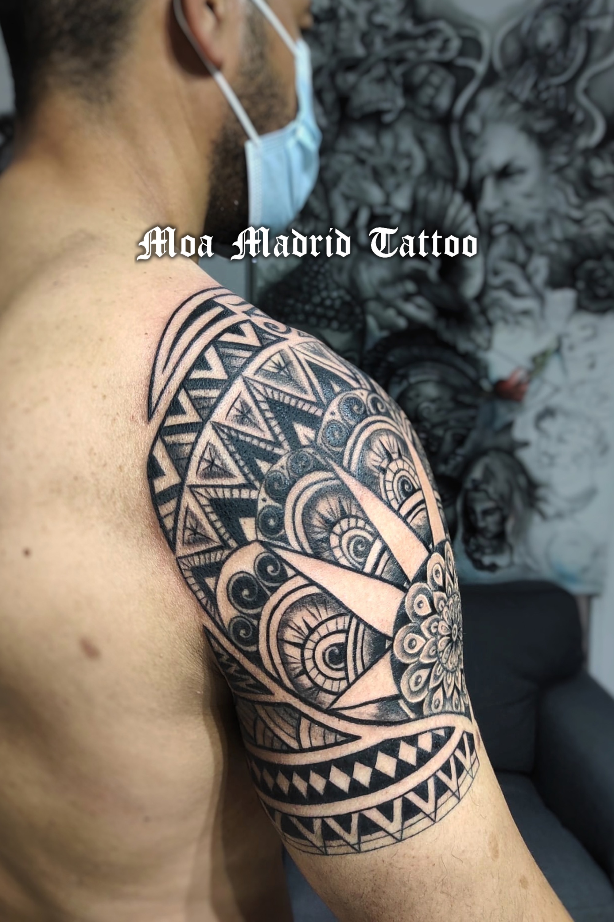 Moderno tatuaje de mandala en la parte superior del brazo y el hombro