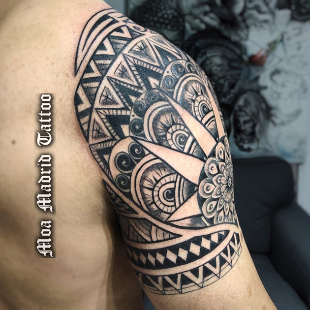 GRAN tatuaje samoano en el brazo y en TODO el omóplato